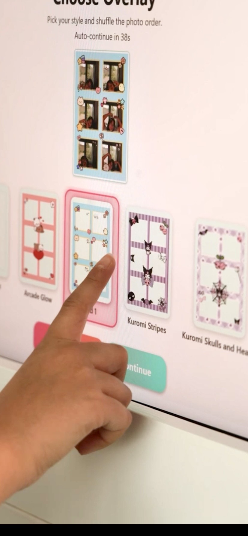 Guest selecting a kawaii Purikura print template on the Purimo touchscreen